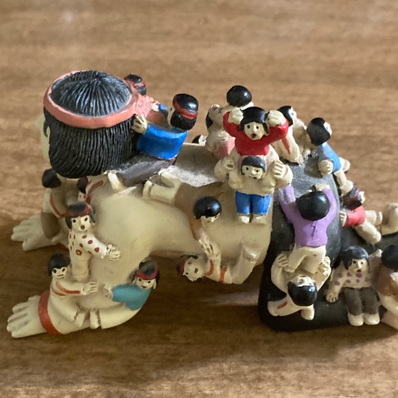 Storyteller pottery piece - Picture 2 of 6